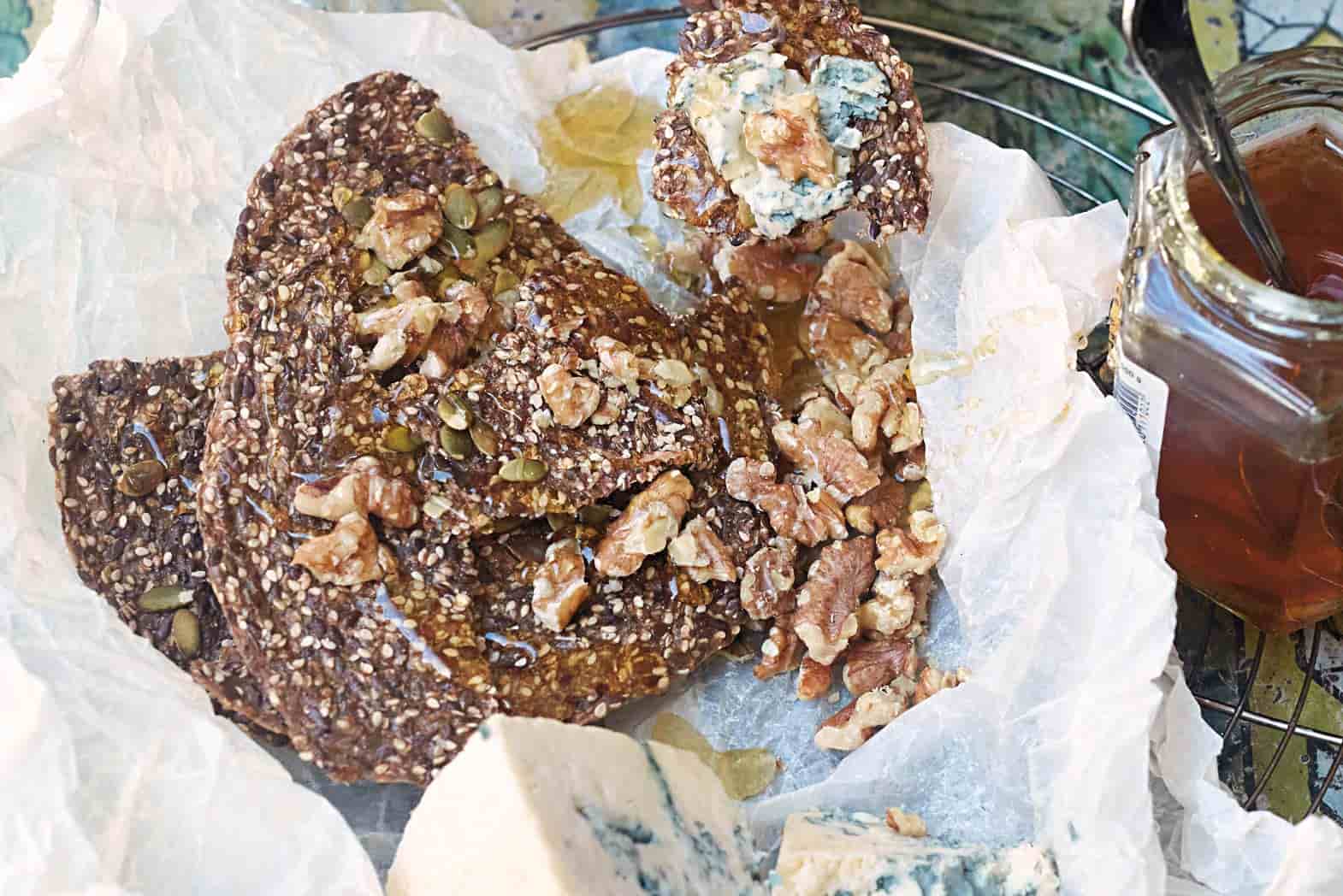 Recipe for linseed crackers with roquefort cheese and honey