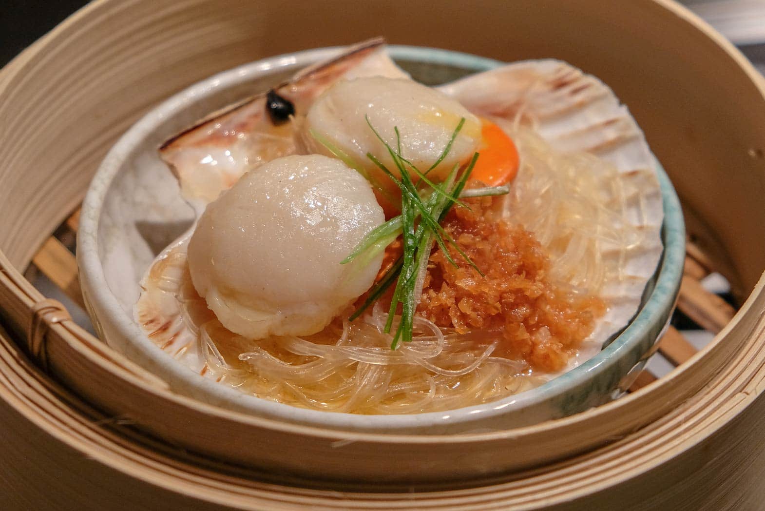 Steamed scallops with glass noodles and fried garlic